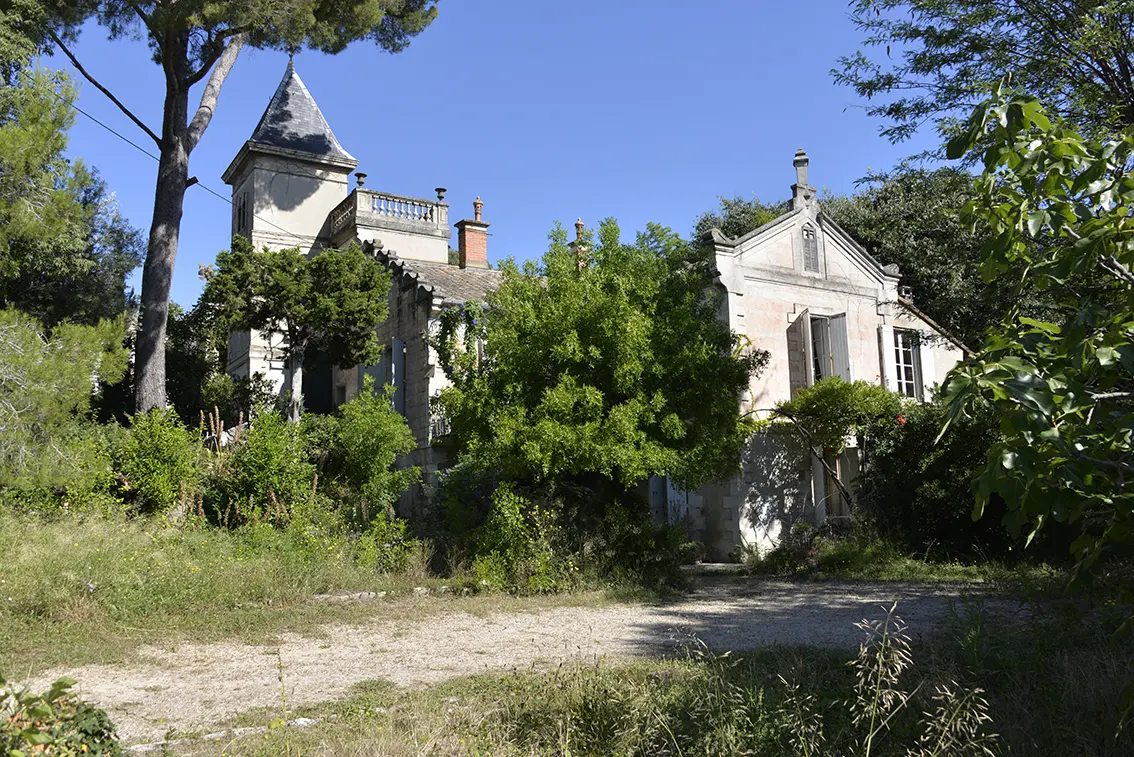 Bastide et dépendances dans un parc arboré