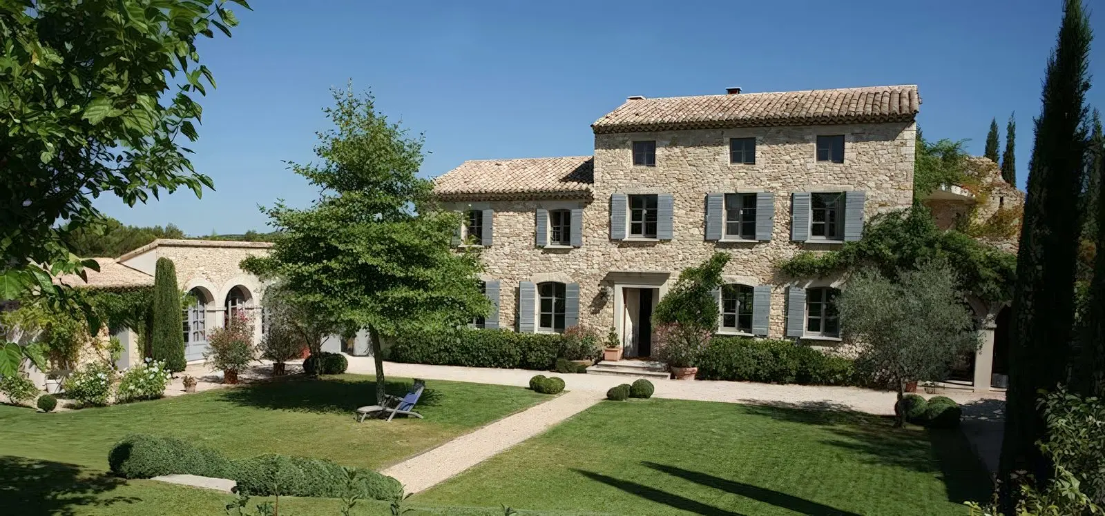 Bastide en pierre et son jardin