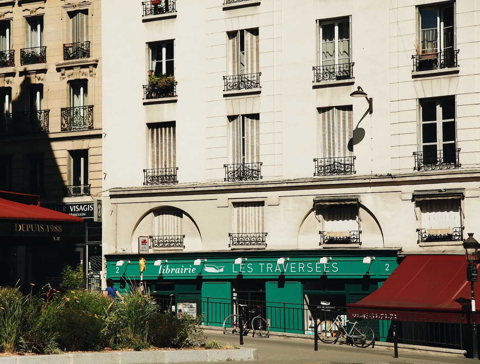 Commerces en rez-de-chaussée d’un immeuble de ville
