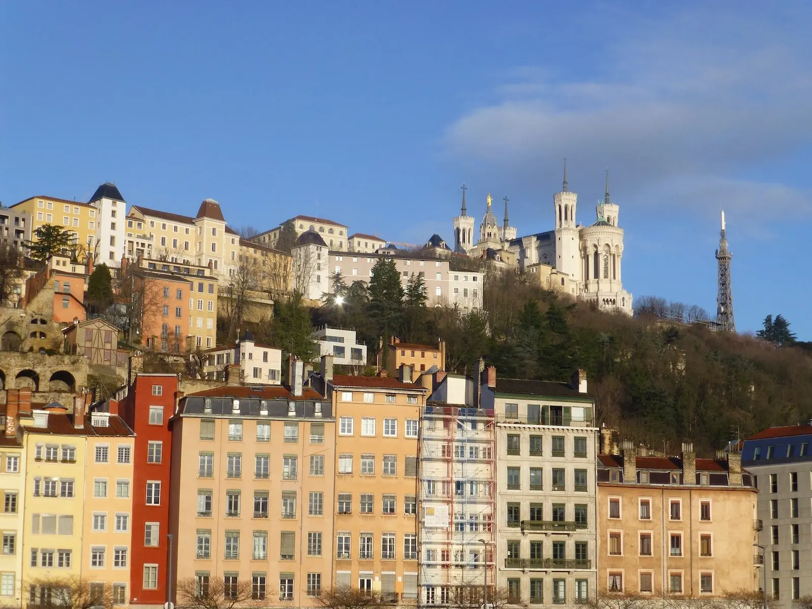 Immeubles anciens en pierre en centre-ville