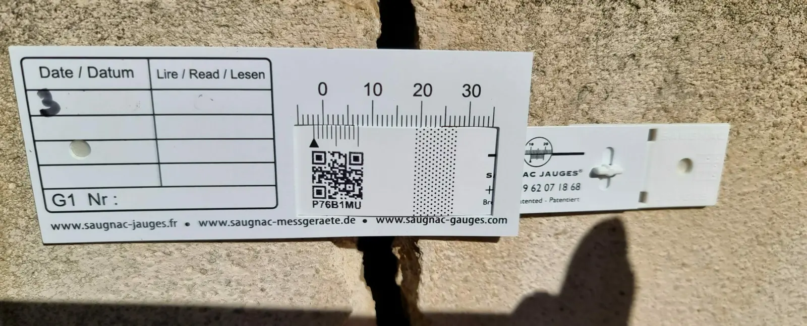 Jauges de suivi posées de part et d’autre d’une fissure