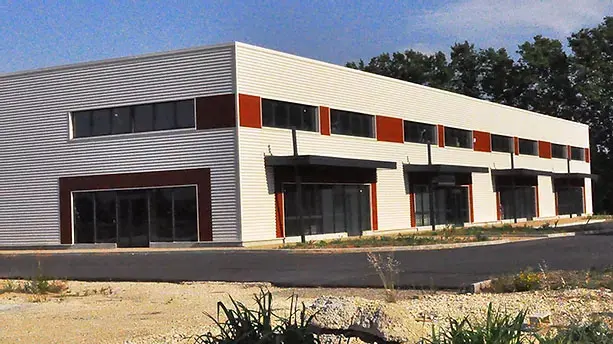 Bâtiment commercial et d’activité en périphérie
