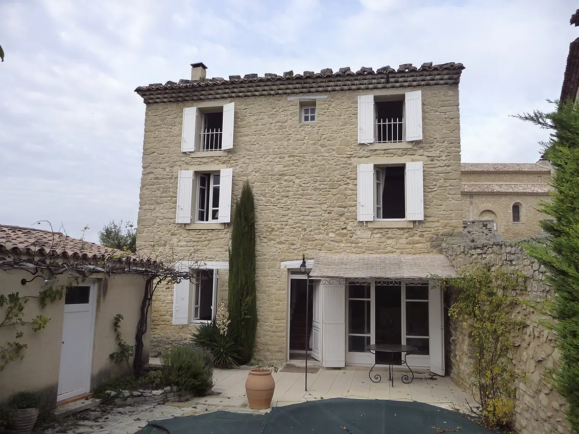 Maison en pierre examinée par un expert