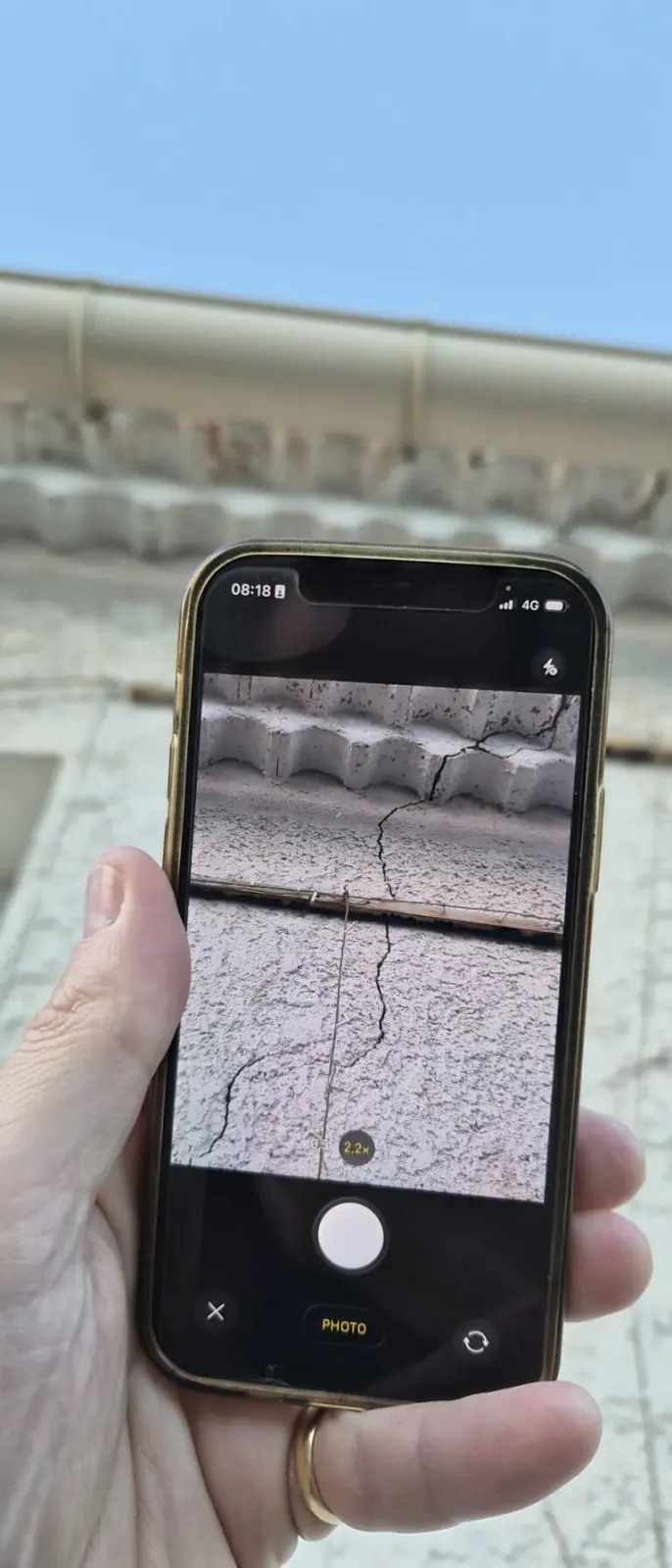 Photograph of a crack taken with the Proov-it app on a phone